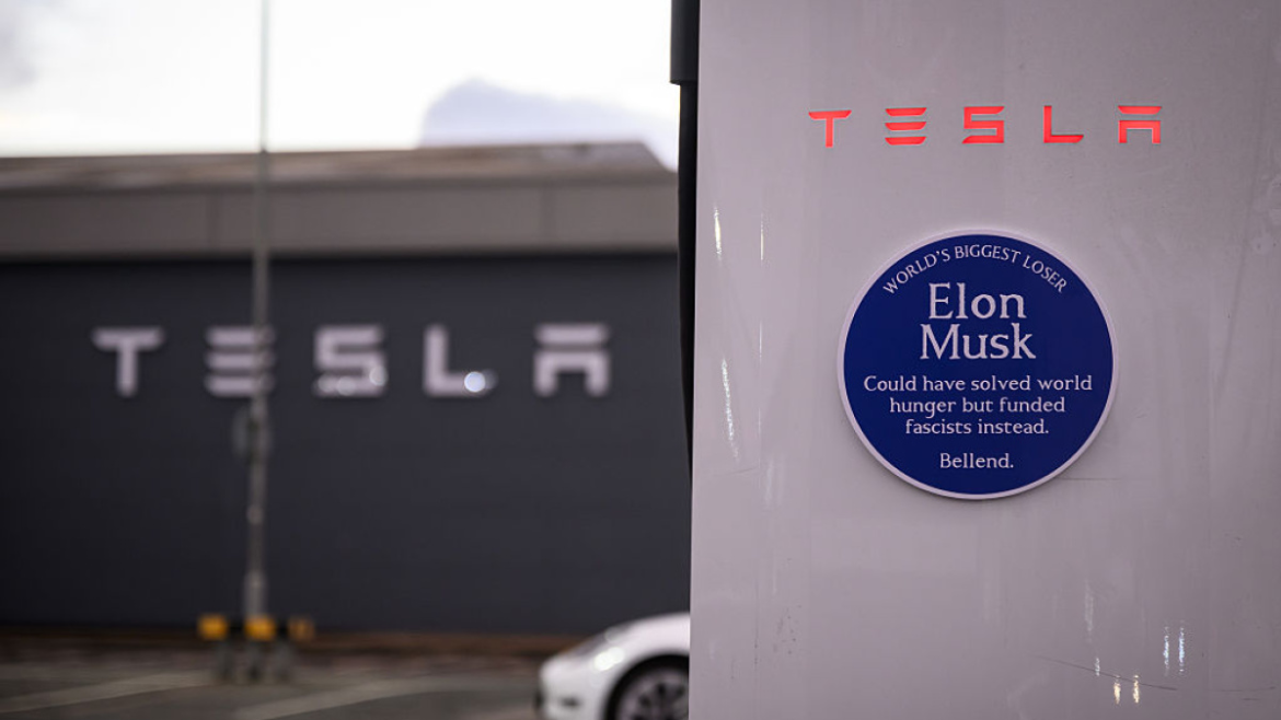 Die Reputation von Tesla in Deutschland fällt auf ein Rekordtief, während DM das Vertrauen der Verbraucher stärkt, berichtet 4thebike.de.