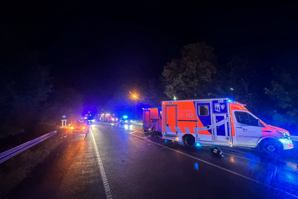 Auf der Westtangente bei Vollmerhausen kam es zu einem tödlichen Unfall. Ein Mann starb, Ermittlungen zu Ursache und Identität laufen, Fahrbahn wieder frei.