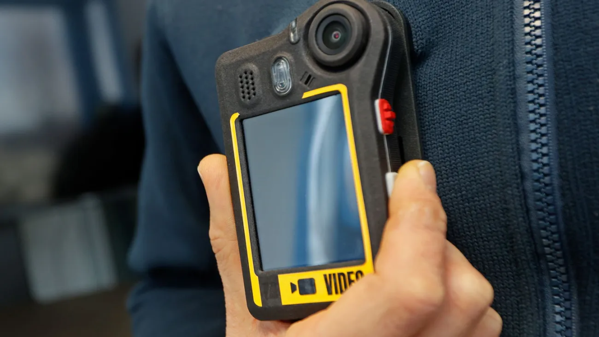 Nach dem Tod eines Zugbegleiters: Deutsche Bahn will Bodycams, Hilferuf-Knöpfe und zusätzliche Sicherheitskräfte einführen, berichten 4thebike.de.