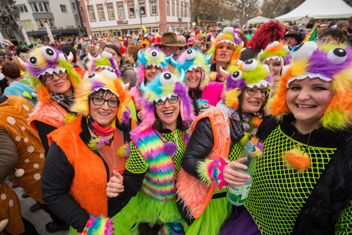 Fasching 2026 in Deutschland bringt bunte Umzüge und süße Krapfen. Entdecken Sie alle Termine, das beste Rezept für Pfannkuchen und regionale Fastnacht-Traditionen.