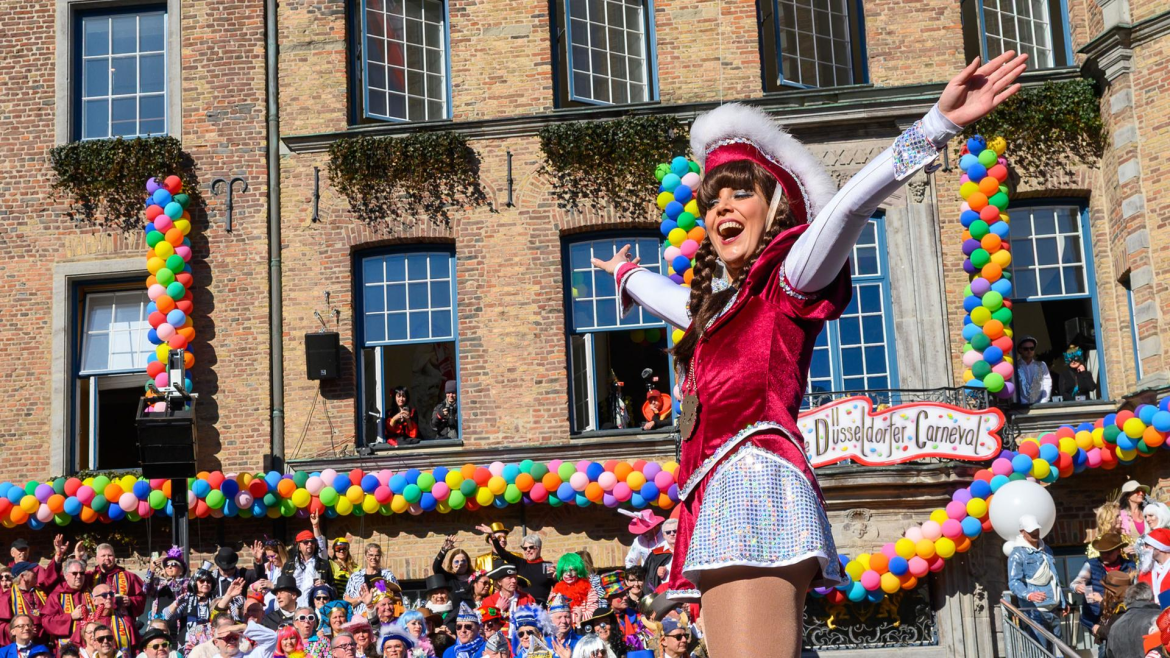 Der Rosenmontagszug Düsseldorf 2026 begeistert mit Jacques Tillys provokanten Mottowagen, Musik und Tanz – ein Höhepunkt der Karnevalssaison live.