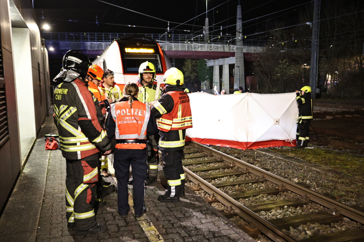 In Bregenz wurde ein 40-Jähriger von einem Zug erfasst, nachdem er die Gleise unerlaubt überquerte. Polizei und Rettungskräfte waren sofort vor Ort.