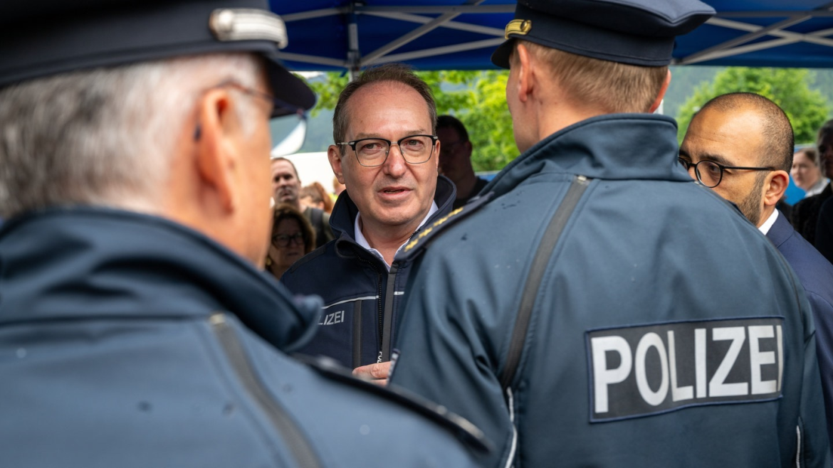Innenminister Dobrindt verlängert Grenzkontrollen in Deutschland um sechs Monate zur Regulierung der Migration und Sicherheit, informiert EU-Kommission.