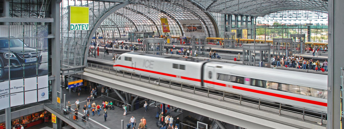 Frost und ein Güterzugbrand in Magdeburg verzögern die Sanierung der Strecke Berlin–Hamburg. Fern- und Regionalverkehr der Deutschen Bahn stark beeinträchtigt.
