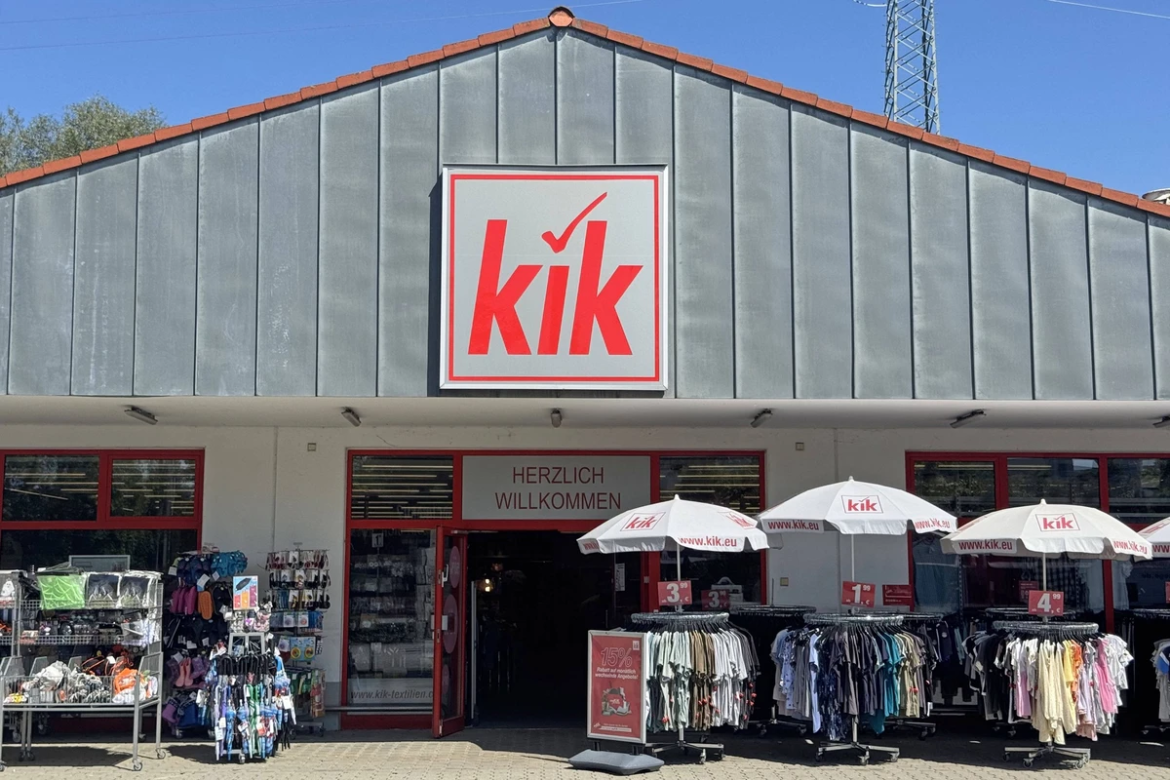 KiK schließt 50 Filialen in Europa, 25 in Deutschland. Für die Mitarbeitenden werden interne Lösungen angeboten, um Arbeitsplatzverluste zu vermeiden.