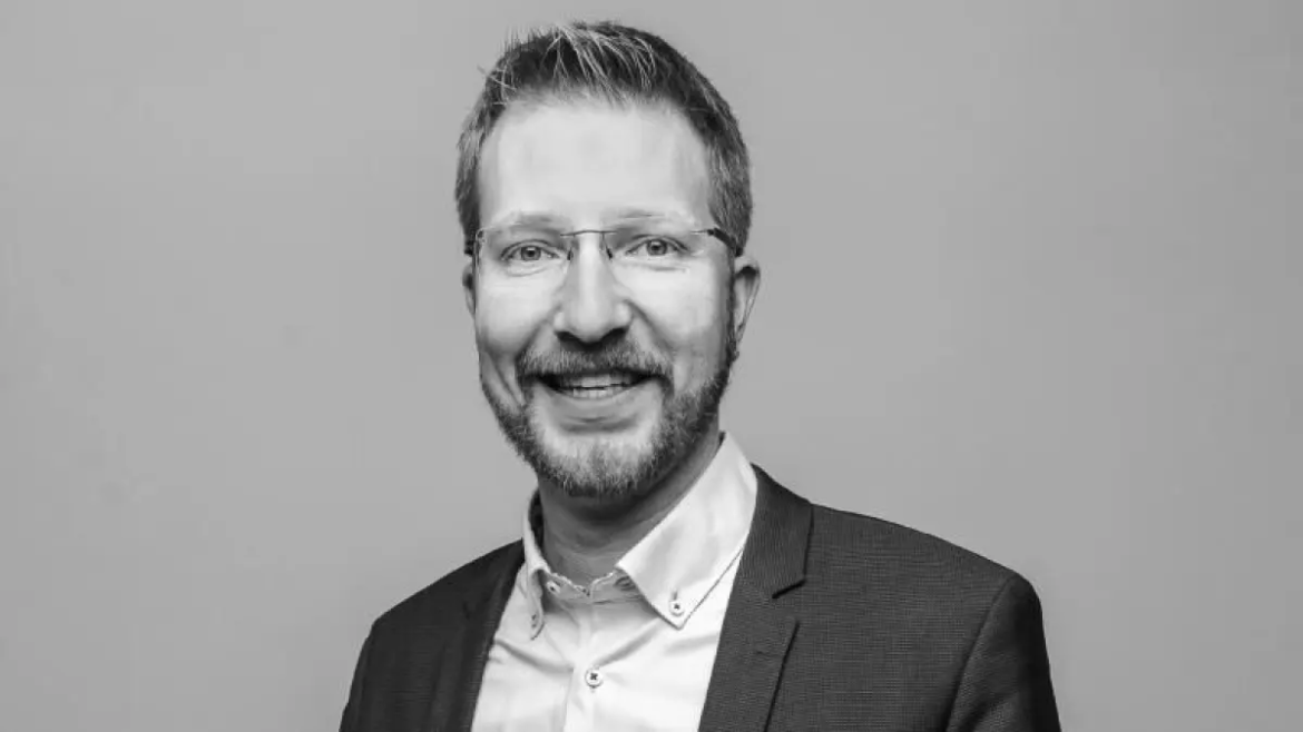 Bürgermeister Christian Mauch (40) stirbt bei Autounfall auf Kreisstraße 2515 in Gerabronn. Stadt trauert um ihr Stadtoberhaupt, berichtet 4thebike.de.