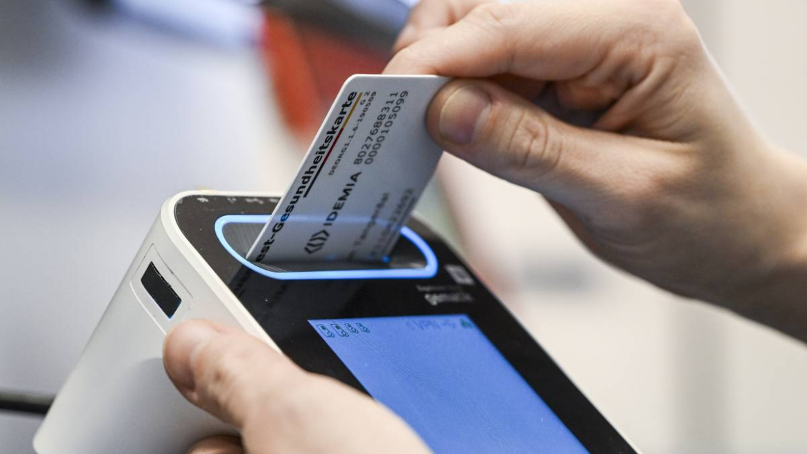 Die elektronische Patientenakte bietet Vorteile, doch Nutzung bleibt niedrig. Ärzte kritisieren komplizierte Abläufe, Verbraucherschützer fordern Nachbesserungen.