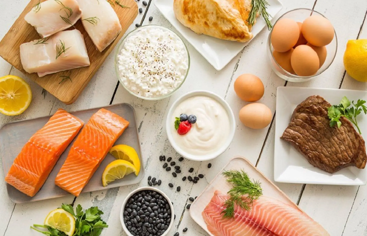 Eiweißmenge pro Tag berechnen: Finden Sie heraus, wie viel Protein Ihr Körper für Sport, Diät oder gesundes Altern benötigt. Tipps von Experten inklusive.