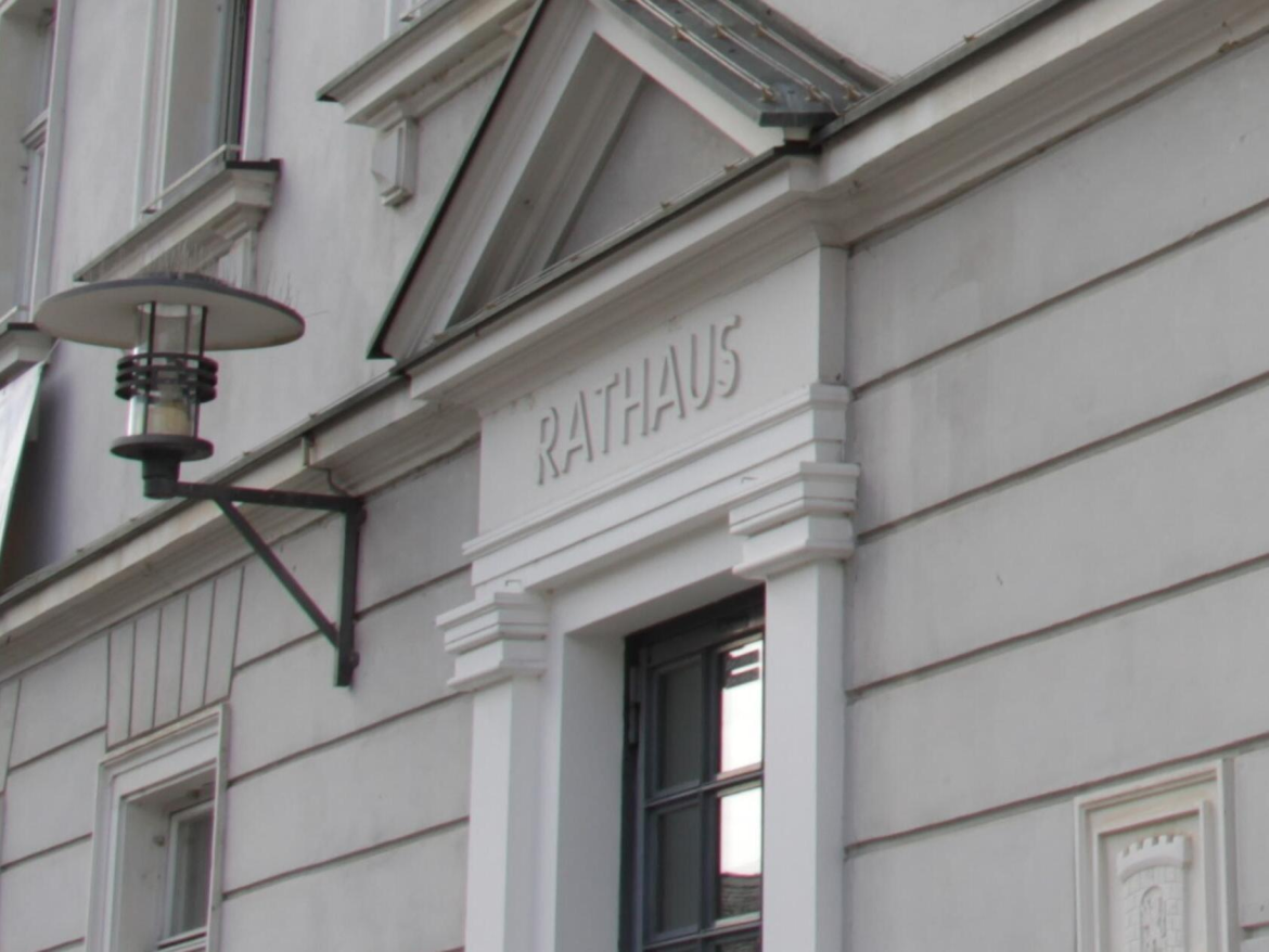 Vier Kandidaten treten bei der Bürgermeisterwahl in Höchstadt an, nachdem Gerald Brehm nach 29 Jahren nicht mehr kandidiert, und stellen ihre Programme zur Kommunalwahl 2026 vor.