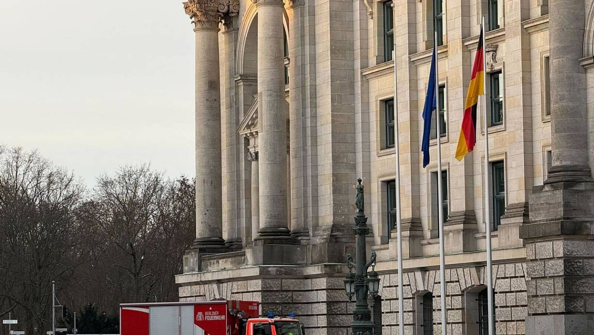 Feuerwehreinsatz im Berliner Reichstag: Ein Gasmelder schlägt Alarm, vermutlich durch überdosiertes Reinigungsmittel. Sperrung aufgehoben, Verkehr beeinträchtigt.