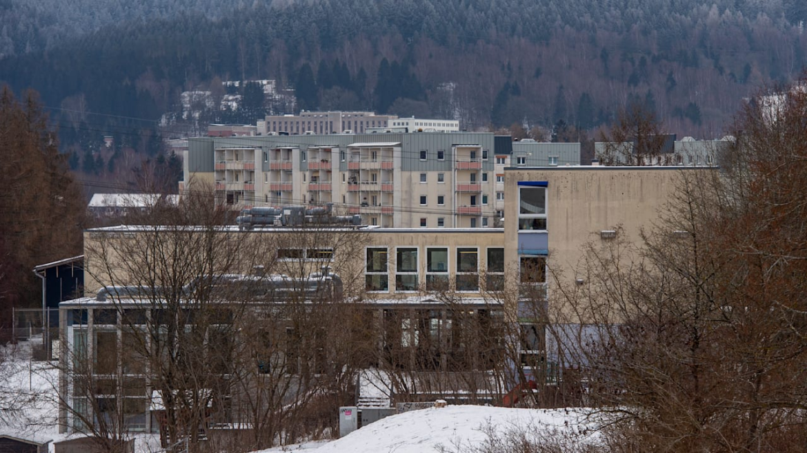 In Suhl‑Nord sind fast 90 % der einst mehr als 13 000 Bewohner weggezogen, die Siedlung ist nahezu menschenleer und wird abgerissen, während die Stadt weiter schrumpft.