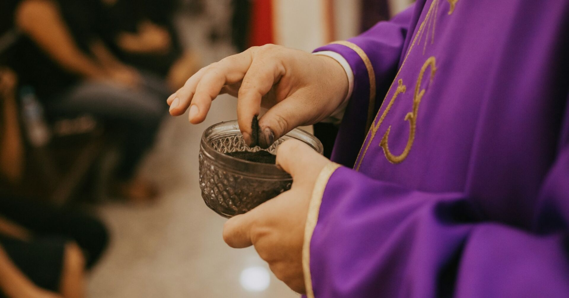 Kirchlicher Feiertag am 25. Februar 2026 markiert den Aschermittwoch. Entdecken Sie Traditionen, Fastenregeln und warum dieser Tag den Karneval in Deutschland beendet.