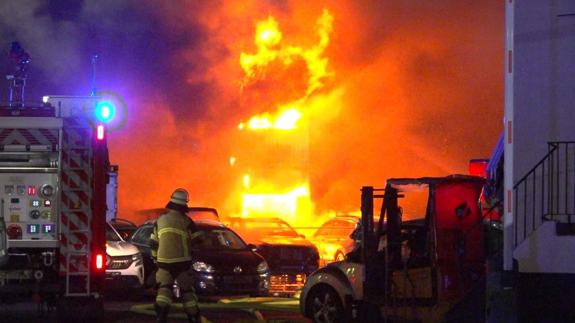 Nächtlicher Großbrand zerstört Lagerhalle eines Autohandels in Essen‑Bergeborbeck, laute Explosionen durch platzende Reifen, Feuerwehr stoppt Ausbreitung, keine Verletzten.