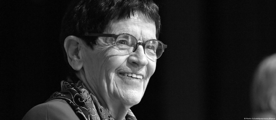 In Berlin beginnt der Trauerstaatsakt für Rita Süssmuth mit einem Gottesdienst und Gedenkfeiern, begleitet von umfangreichen Straßensperrungen und Teilnahme führender Repräsentanten.