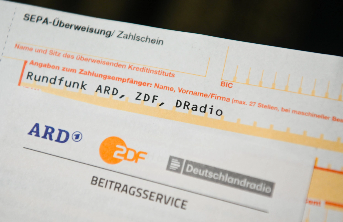 Rundfunkbeitrag 2026 in Deutschland einfach erklärt. Erfahren Sie, wie Sie Gebühren zahlen, Befreiungen beantragen und welche Mahnungen bei Verzug drohen.