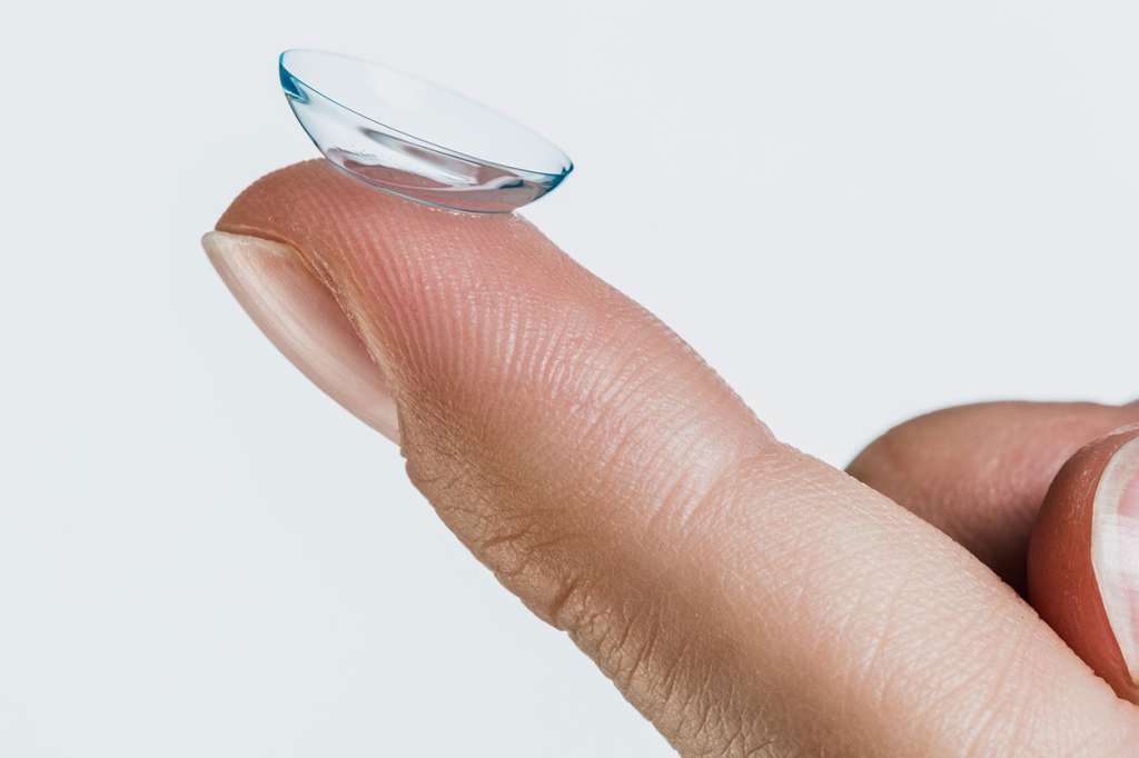 Warum schmerzen Kontaktlinsen in den Augen? Ursachen, Lösungen und wie man die richtigen Linsen auswählt.