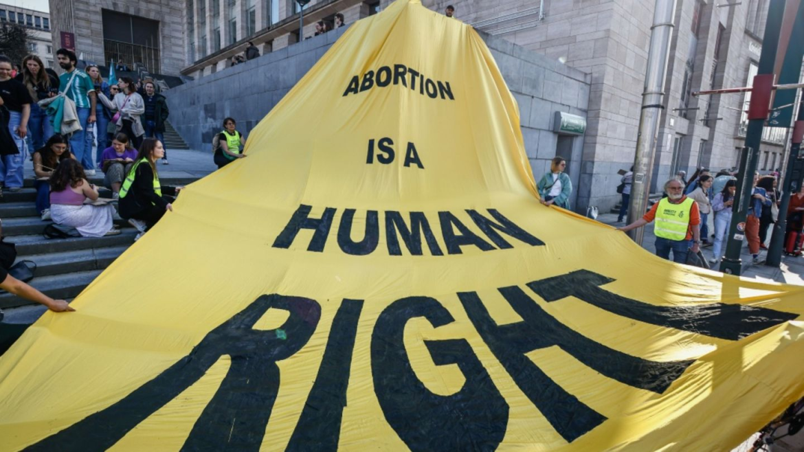 EU stellt Mittel aus Sozialfonds für sichere Abtreibungen bereit, trotz nationaler Gesetze. Frauen sollen so Zugang zu medizinischen Eingriffen erhalten.