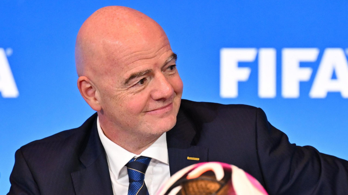 Ukraine kritisiert FIFA-Chef Infantino heftig wegen Vorschlag, russische Teams wieder zulassen – politische wie sportliche Reaktionen und historische Vergleiche.