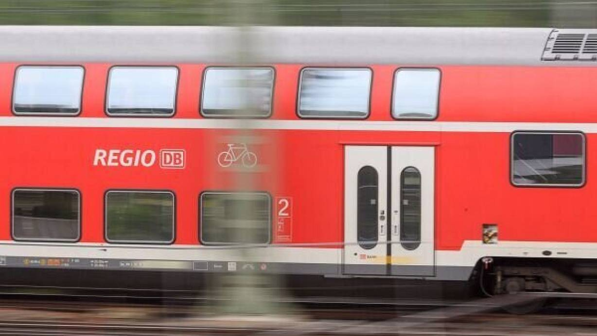 Zugbegleiter in Kaiserslautern bei Fahrkartenkontrolle brutal verletzt. Polizei ermittelt, Haftbefehl gegen 26-jährigen Fahrgast, EVG ruft Schweigeminute auf.