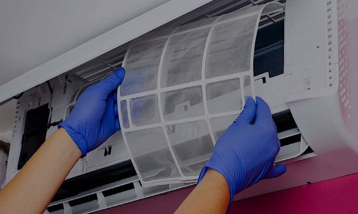 Klimaanlage richtig reinigen für frische Luft ohne Bakterien. Erfahren Sie, wie Sie Filter und Lamellen selbst pflegen, um die Kühlleistung Ihrer Anlage zu optimieren.