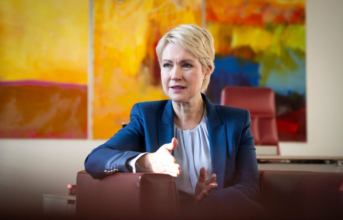 Ökonomin Monika Schnitzer kritisiert die Teilzeit-Debatte der Union und betont, dass Wachstum durch Produktivität, Digitalisierung und Investitionen entsteht.