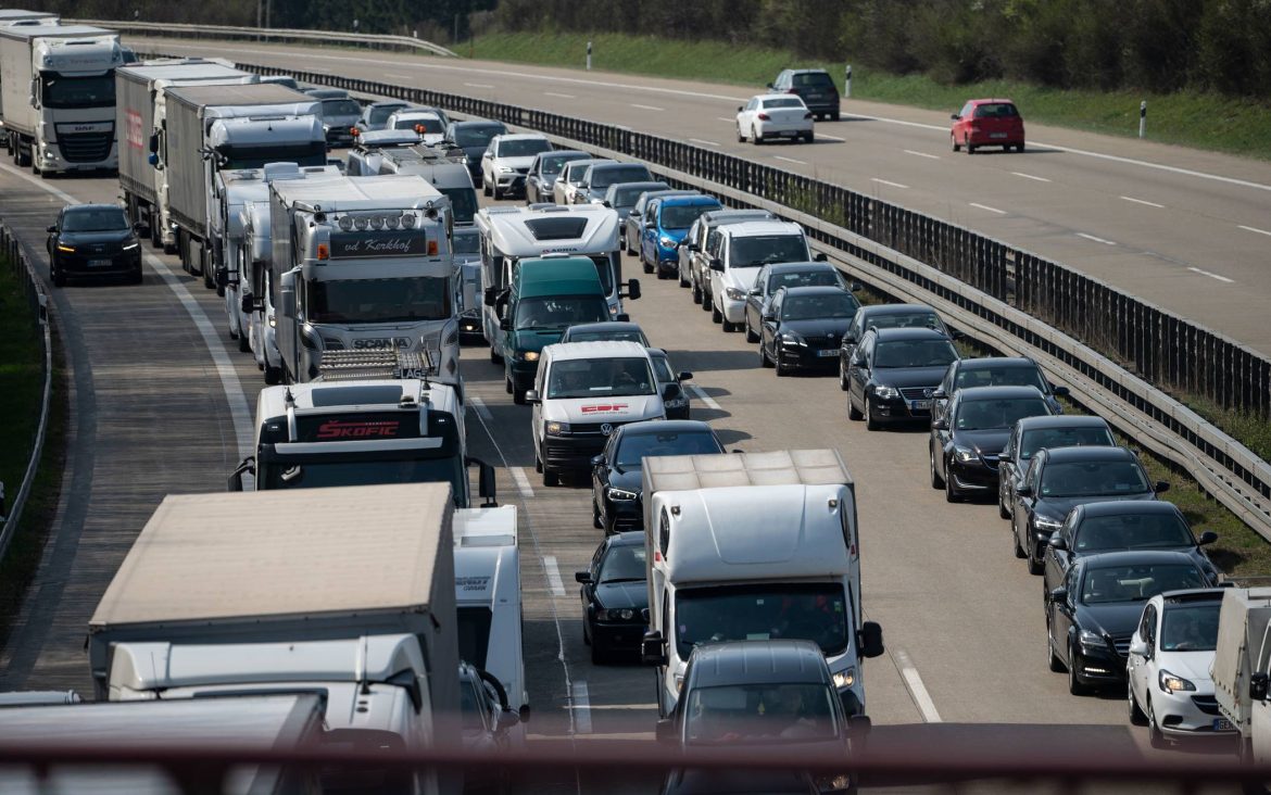 Brennender Reisebus am Kreuz Breitscheid blockiert A52 Richtung Essen, alle Fahrgäste unverletzt, erhebliche Staus in beide Richtungen, Feuerwehr im Einsatz.