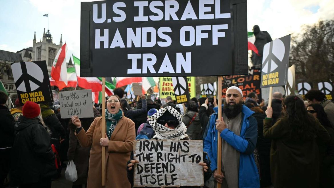 Iranischer Präsident Pezeshkian führt Quds-Demo in Teheran trotz Luftangriffen der USA und Israel; zahlreiche hochrangige Beamte beteiligen sich, Explosionen in der Nähe.