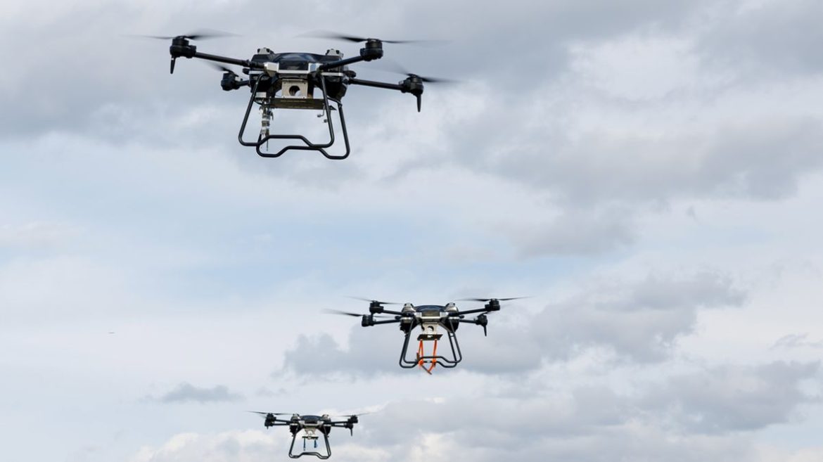 Die Bundeswehr darf Drohnen künftig notfalls abschießen, neue Sicherheitsregeln treten in Kraft. Strafen für illegale Flüge verschärft, Drohnenabwehrzentrum startet.