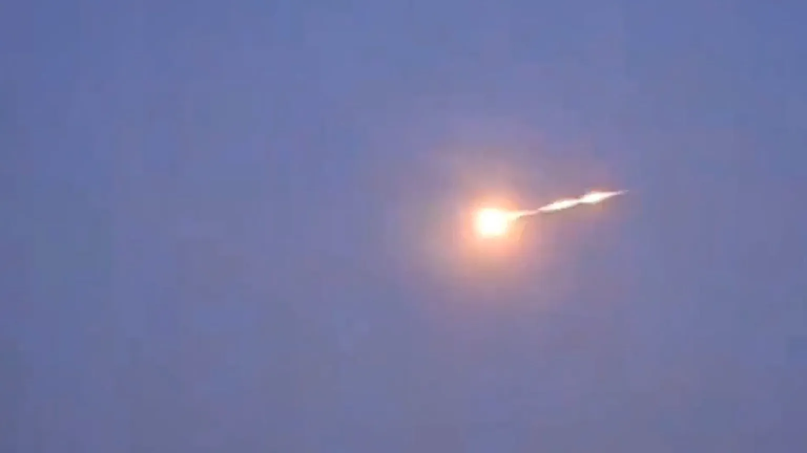 In Koblenz stürzt ein Meteorit auf ein Wohnhausdach. Niemand verletzt, Polizei untersucht Schäden in Rheinland-Pfalz und berichtet von Feuerblitzen am Himmel.