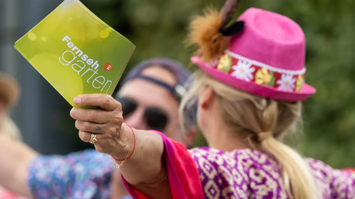 Der ZDF-Fernsehgarten 2026 startet mit 20 Live-Shows, Tickets ab 2. März verfügbar, Motto „40 Jahre Fernsehgarten“, Highlights mit Musik, Promis und Unterhaltung.