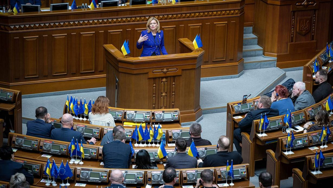 Bundestagspräsidentin Klöckner besucht Kiew, spricht in der Rada über deutsche Solidarität, unterstützt Ukraine trotz Energiekrisen und geopolitischer Spannungen.