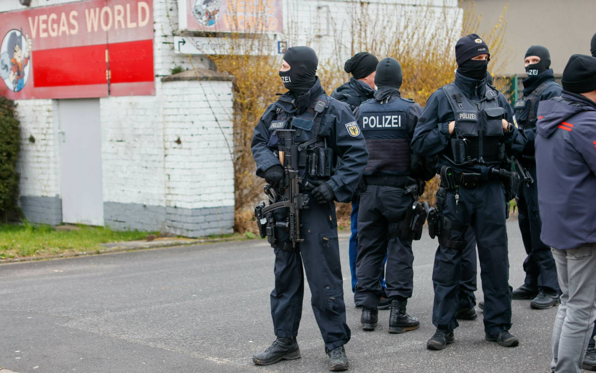 Europaweite Razzien gegen den rechtsextremen Verlag „Der Schelm“ decken NS-Devotionalien, Propagandamaterial und internationales Netzwerk auf.