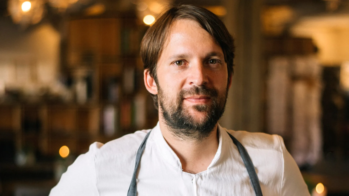 René Redzepi tritt als Küchenchef von Noma zurück nach Vorwürfen von physischer und psychischer Gewalt gegen Mitarbeitende, berichtet 4thebike.de.