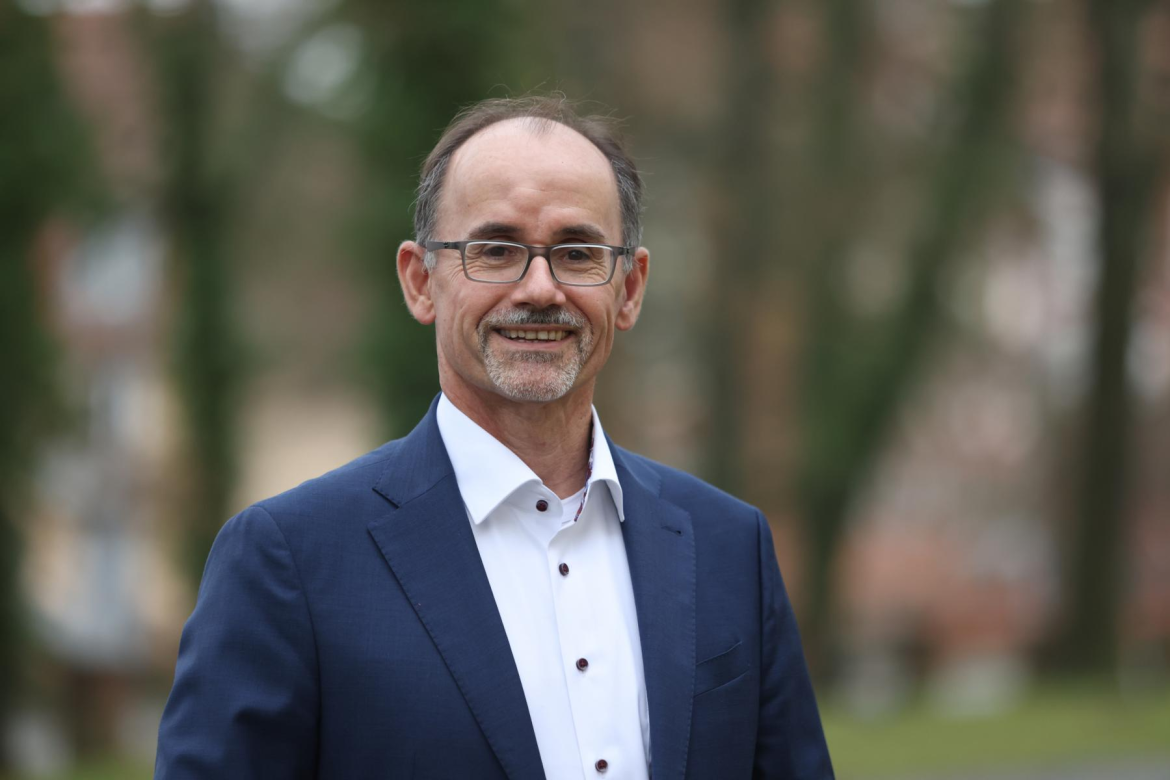 Mecklenburg-Vorpommerns Wirtschaftsminister Wolfgang Blank schwer verletzt bei Unfall auf A20. Fahrer leicht verletzt, Autobahn ab Bad Sülze gesperrt.