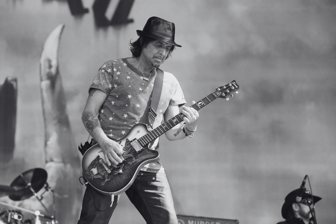 Motörhead-Gitarrist Phil Campbell stirbt mit 64 Jahren nach schwerer Operation. Sein Erbe, Musik und Erinnerungen bleiben unvergessen.