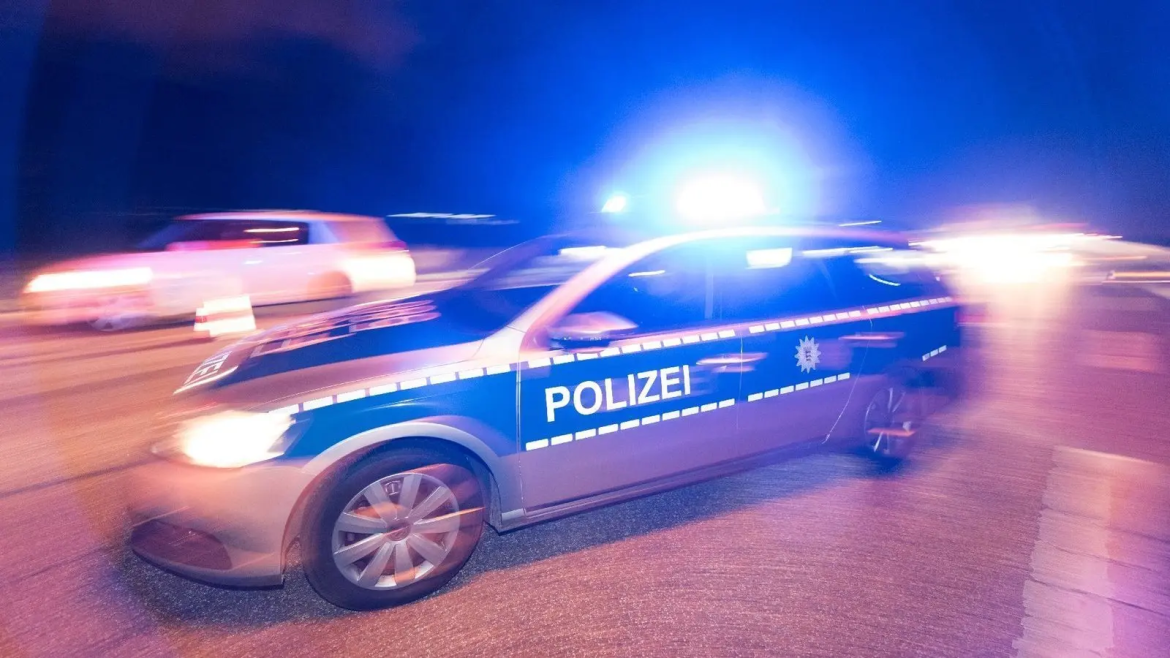 Polizei stoppt Autos mit ungesicherten Kindern in Niederbayern: Zwei Kinder im Kofferraum, sieben insgesamt betroffen, empfindliche Strafen drohen Fahrern.