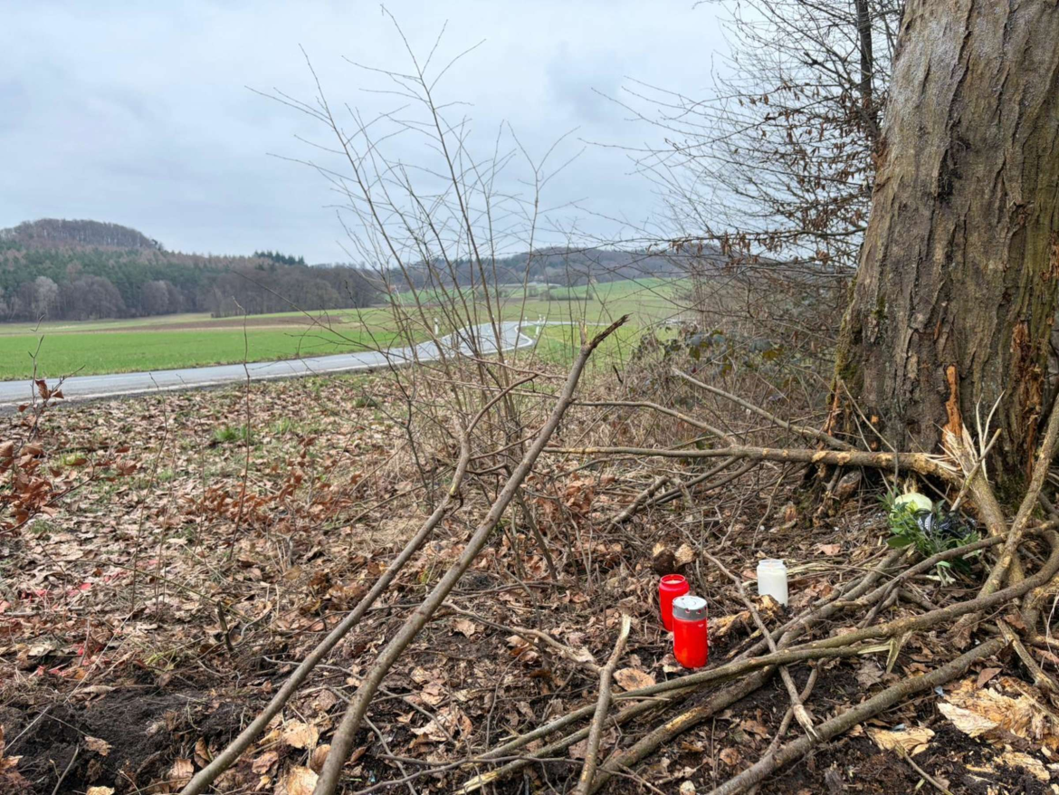 Tragischer Unfall bei der 7. ADAC Rallye Hessisches Bergland: Beifahrerin stirbt nach Frontalaufprall auf Baum, Fahrer verletzt, Ermittlungen laufen.