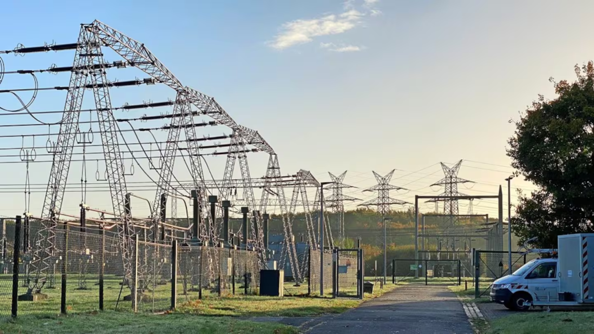 Großflächiger Stromausfall legt Stockelsdorf, Bad Schwartau und Stormarn lahm. Techniker arbeiten an der Wiederherstellung, Notfallpunkte eingerichtet.