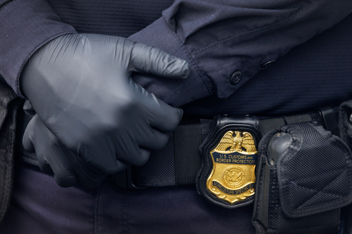 USA erweitern Einreise-Kautionsprogramm: 15.000 Dollar für Reisende aus 50 Ländern ab April. Ziel ist die Reduzierung von Visa-Verstößen und Kosten.