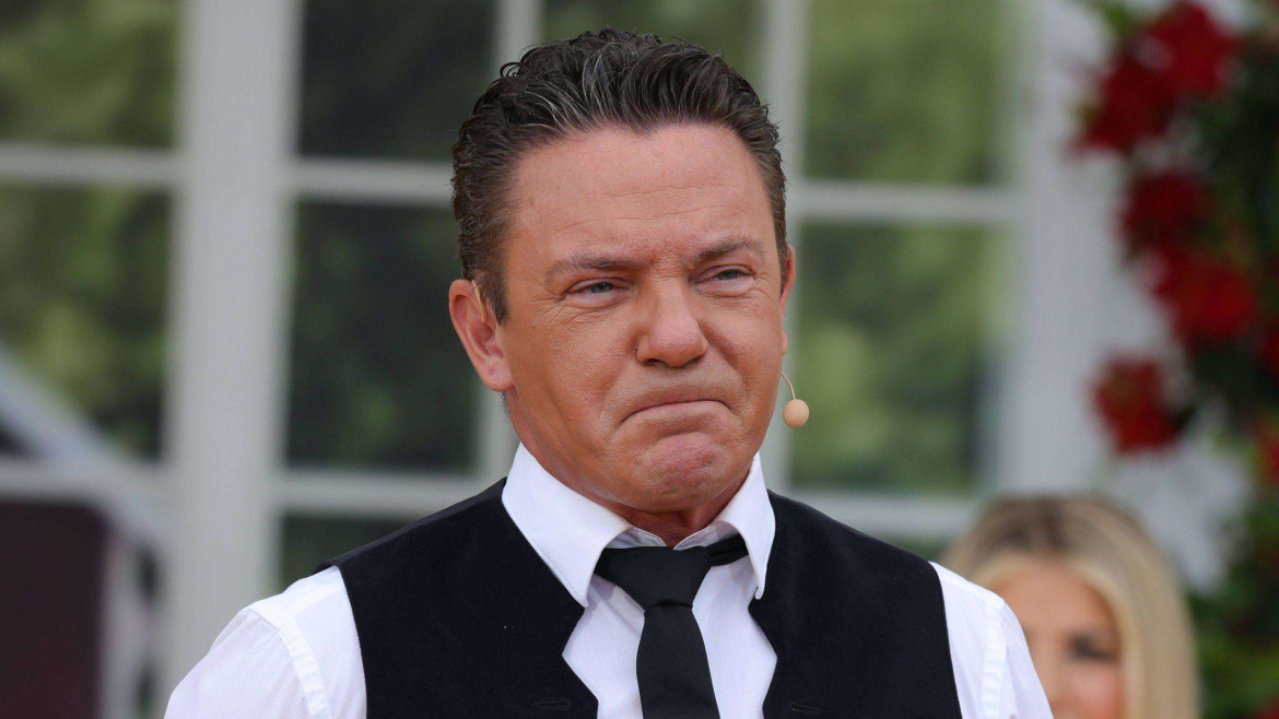 Die ARD beendet die beliebte Volksmusiksendung „Immer wieder sonntags“. Stefan Mross moderiert die letzten 13 Live-Ausgaben. Sparmaßnahmen und neue Formate im Fokus.