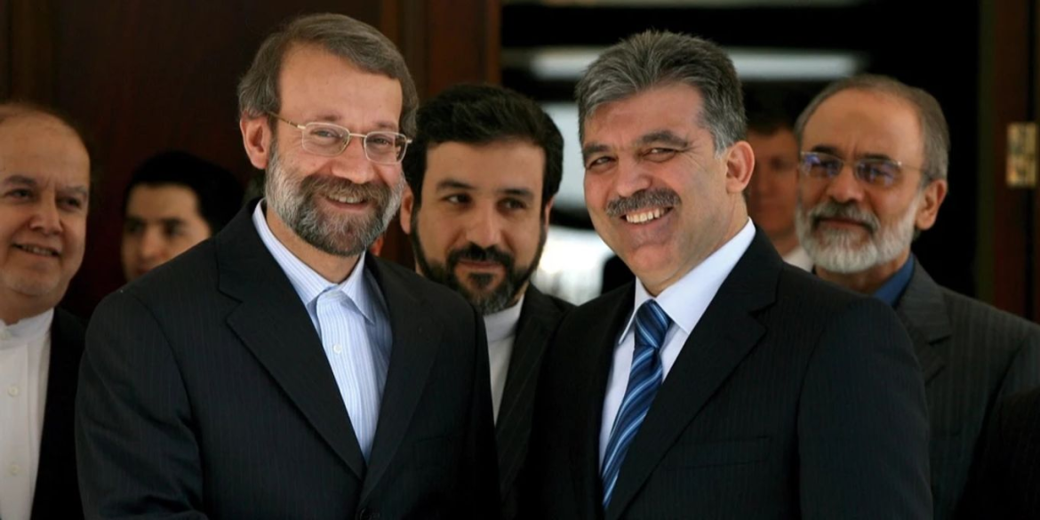 Iran lehnt US-Verhandlungen ab. Sicherheitsratschef Laridschani betont Verteidigungspolitik und kritisiert Trump scharf, Konflikt dauert weiter an.