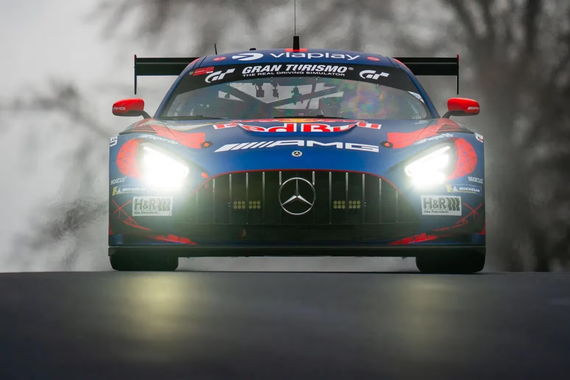 Max Verstappen verliert Nürburgring-Sieg 2026 nach Regelverstoß. Team nutzte zu viele Reifensätze – Disqualifikation nach technischem Check.