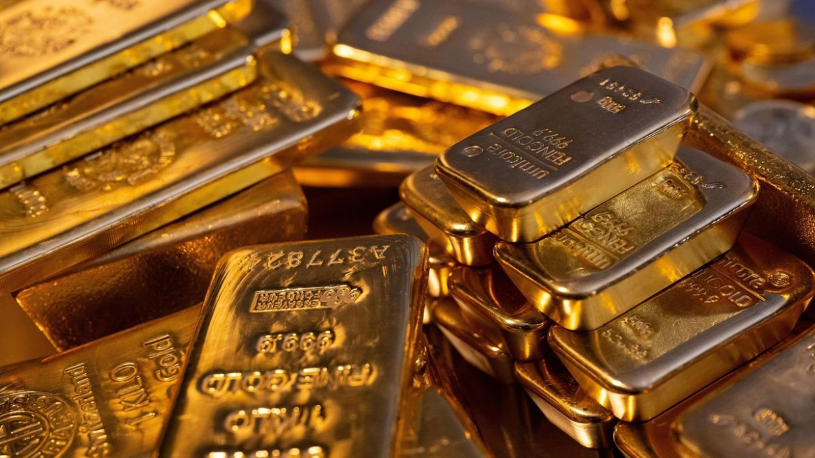 Goldpreis fällt 2026 stark auf 4500 Dollar. Gründe sind starker Dollar, Inflation und Marktreaktionen – größter Einbruch seit Jahren bei Edelmetallen.