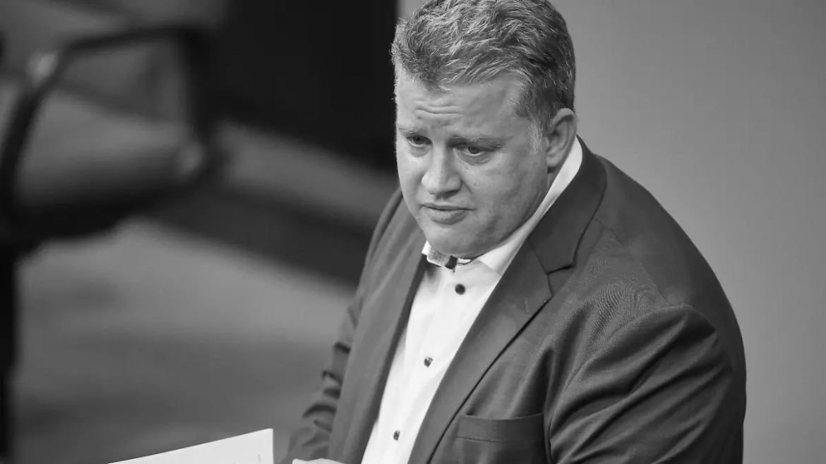 SPD-Abgeordneter Carsten Träger stirbt mit 52 Jahren im Skiurlaub in Innsbruck. Bundestag reagiert mit Trauerbeflaggung und Gedenkminute im Plenum.