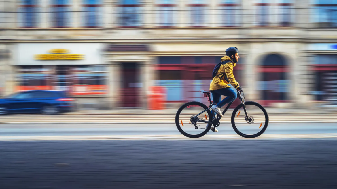 Regeln für das Fahrradfahren in Deutschland: Ein umfassender Guide zur StVO mit Infos zu Bußgeldern, Licht und Promille für Radfahrer im deutschen Straßenverkehr.