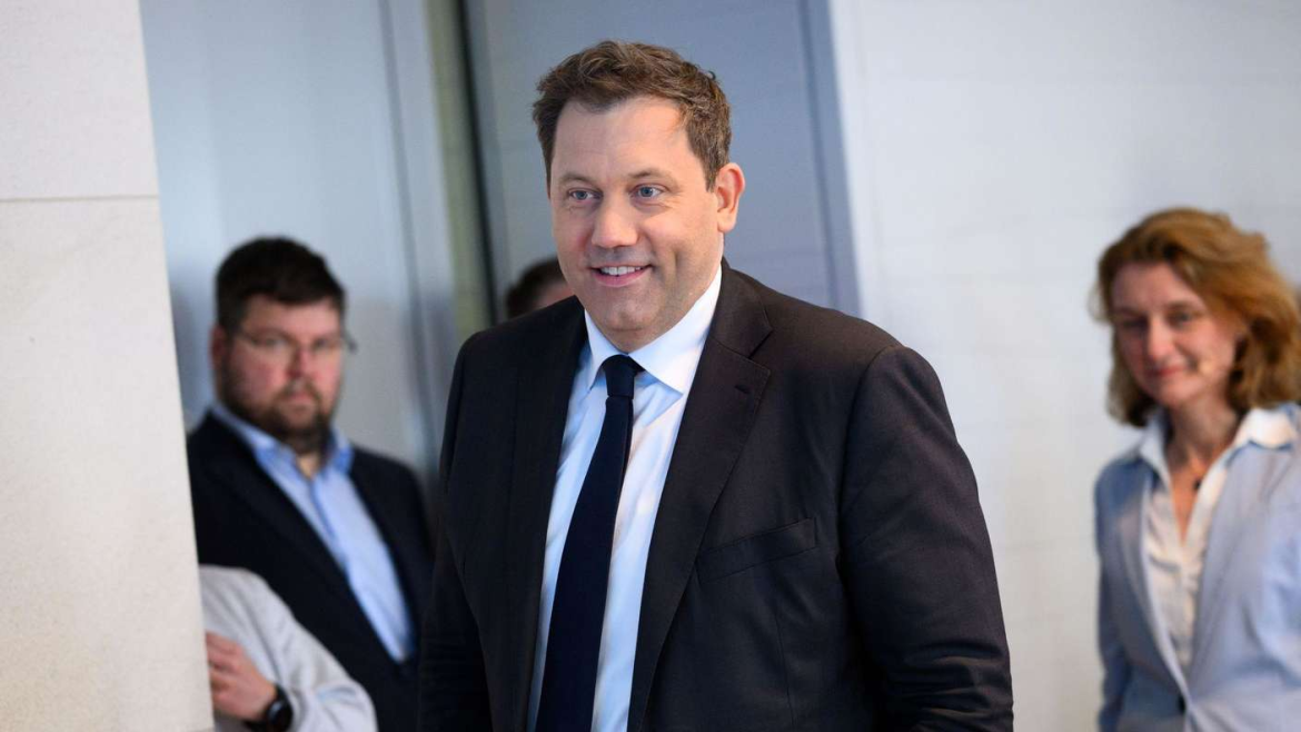 Lars Klingbeil steht wegen seiner Reformpläne in der Kritik. Die AfA nennt seine Aussagen zur Arbeitszeit eine Ohrfeige für Millionen hart arbeitende Beschäftigte.