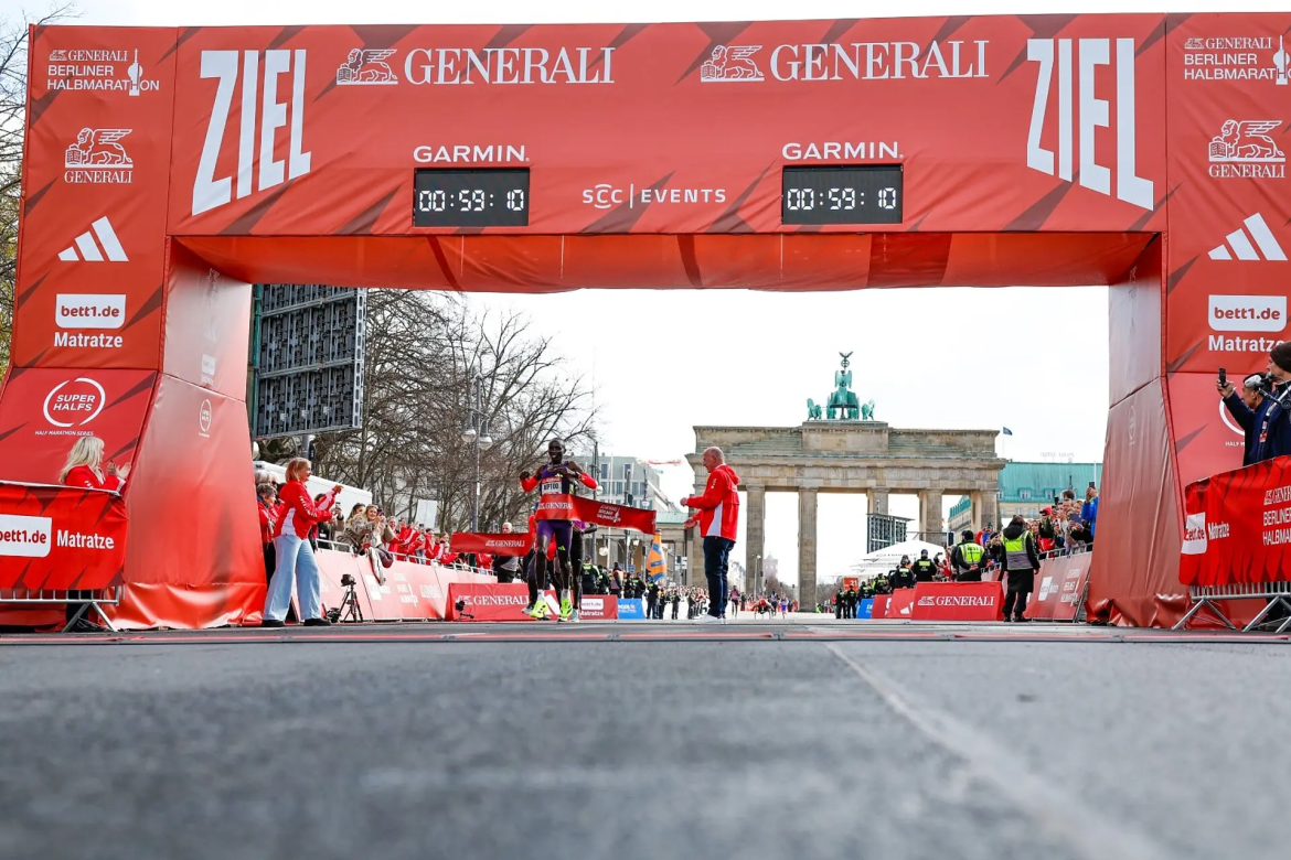 Generali Berlin Half Marathon 2026 bietet Rekorde durch Amanal Petros und Siege für Kiptoo sowie Amebaw vor 40000 begeisterten Zuschauern in der Hauptstadt Berlin.