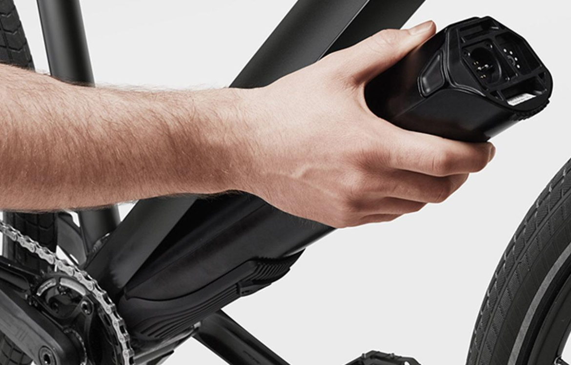 E-Bike Akku pflegen: 10 bewährte Tipps für maximale Lebensdauer. Richtig laden, lagern und Fehler vermeiden – so hält Ihr Akku 5+ Jahre.