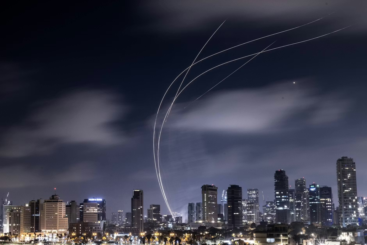 Britische Verteidigung warnt vor iranischen Raketenangriffen Richtung Zypern. Healey betont wachsende regionale Bedrohung und Rolle Großbritanniens bei Stabilisierung.