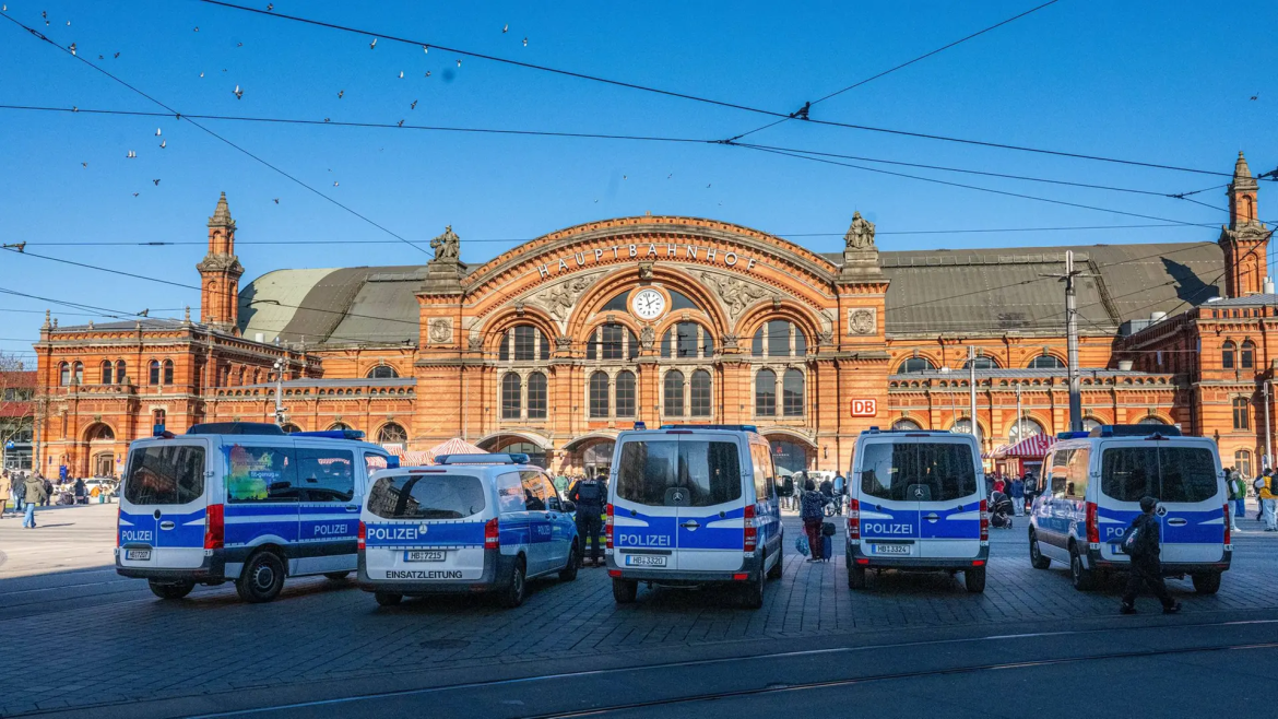 Bremer Hauptbahnhof nach Bombendrohung evakuiert, Züge umgeleitet, Polizei findet keine Sprengstoffe. Auch Augsburg betroffen, Ermittlungen laufen.